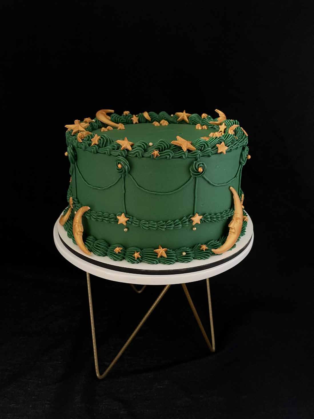 Bolo festivo verde decorado pela Manda Cake